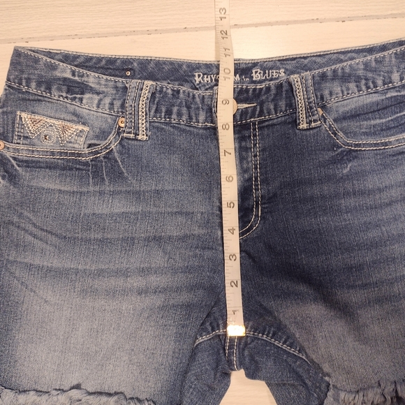 Rhythm in Blues Women's Stretch Blue Jean Mid Rise Shorts Denim Size 12. - Picture 4 of 6